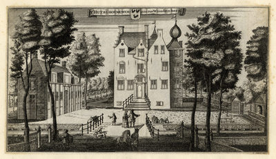 135401 Gezicht over de voorburcht op de voorgevel van het kasteel Groenewoude te Woudenberg, met links een bouwhuis.
